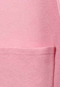 Rosa gestrickter Stoff mit einer Tasche, strukturiertem Muster und glatter Oberfläche, die einen weichen und warmen Look verleihen.