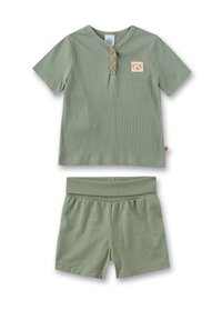 Grünes, geripptes Baumwolle-Zweiteiler-Set mit einem kurzärmeligen Hemd mit Holzknöpfen und einer passenden Shorts mit elastischem Bund.