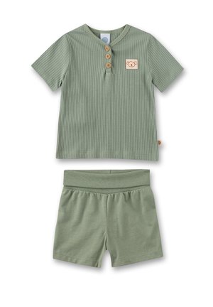 Grünes, geripptes Baumwolle-Zweiteiler-Set mit einem kurzärmeligen Hemd mit Holzknöpfen und einer passenden Shorts mit elastischem Bund.