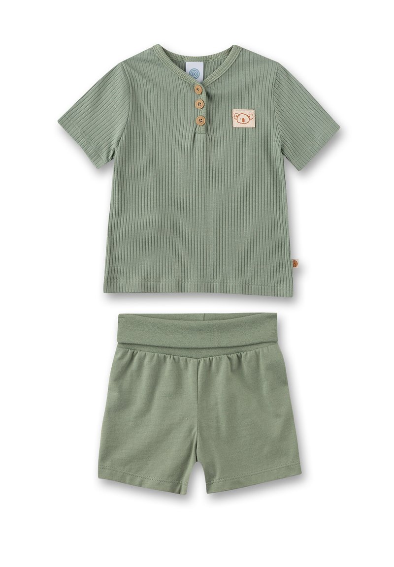 Grünes, geripptes Baumwolle-Zweiteiler-Set mit einem kurzärmeligen Hemd mit Holzknöpfen und einer passenden Shorts mit elastischem Bund.