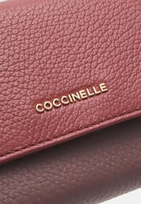 Coccinelle METALLIC SOFT - Portafoglio - bordeaux