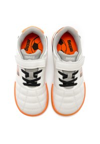 Zapatos de fútbol blancos con acentos naranjas, parte superior texturizada, cuello acolchado, correa de Velcro, cordones negros y plantillas naranjas con un diseño de balón de fútbol.