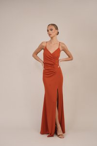 Ribota, rūsu krāsas maxi kleita ar plānām siksnām, ar ručām mugurā un sānu šķēlumu. Gluda auduma un eleganta silueta.