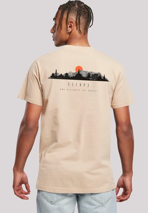 ESCAPE DISCOVER THE WORLD ASIAN TOWN - Print T-shirt - sand