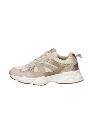 Beige-witte sneaker met veters, mesh en suède panelen, glitterdetails, dikke witte zool en trekhaak bij de hiel.