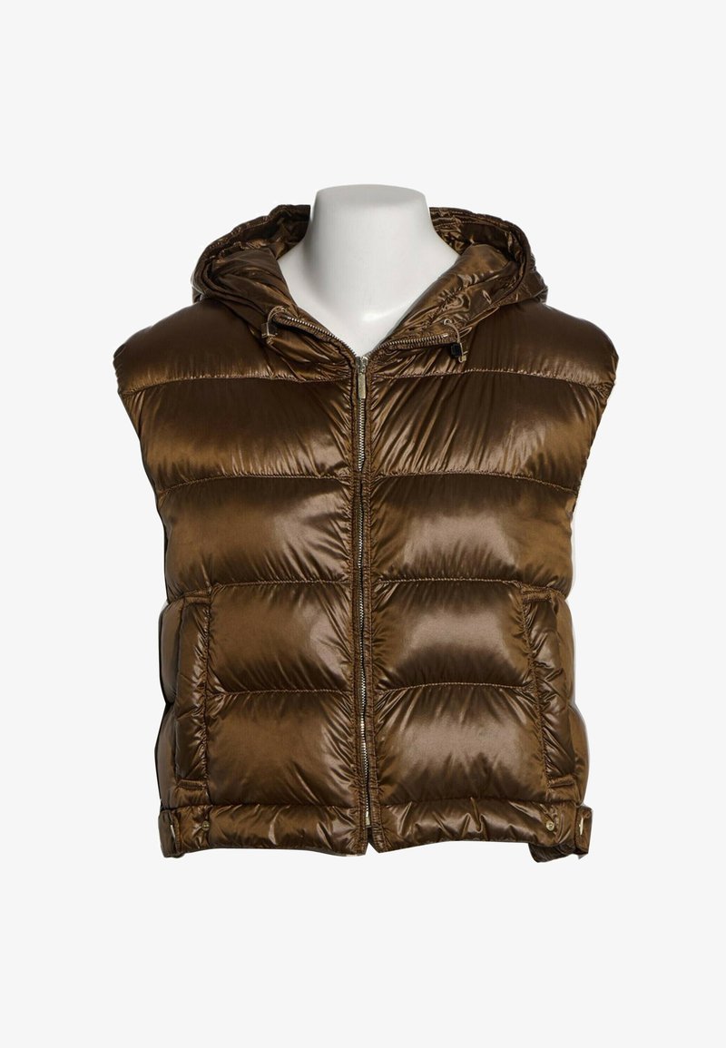 Doudoune sans manches marron brillante avec capuche et fermeture éclair sur le devant sur un torse de mannequin blanc.