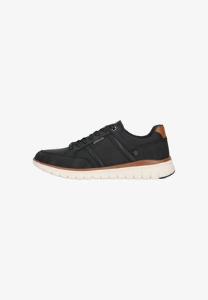 Schwarzer Sneaker mit Textil-Obermaterial, braunen Lederakzenten, flachen Schnürsenkeln und einer weißen, gerippten Gummisohle. Die Seite zeigt das Markenlogo und Streifen.
