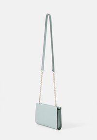 Ljusblått crossbody-väskan gjort av texturerat material, med en smäcker rektangulär form och en kedjesultry
