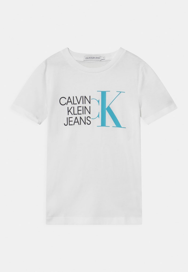 Camiseta blanca de algodón con el texto "CALVIN KLEIN JEANS" en negro y turquesa, y un destacado logo "K" en turquesa.