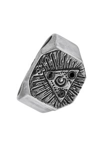 Anello esagonale in argento con motivi a raggiera incisi, un centro triangolare con tre pietre nere e una finitura testurizzata.