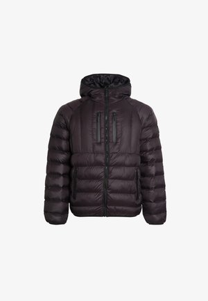 Lilla puhvjakker, millel on kapuuts, dikteeritud tikkimisstruktuur, kaks esist zip taskut ja täispikkuselt tõmblukk.