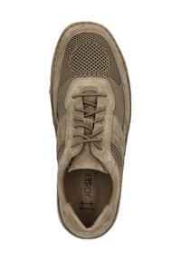 Scarpa in suede marrone con pannelli in rete, punta rotonda e cuciture a contrasto. Presenta chiusura con lacci e marchio "JOSEF" sulla soletta. Misura extra larga.