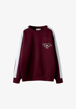 Burgundska svetilka s belimi ramenskimi akcenti, okroglim ovratnikom in vezenim napisom: "L'amour A Deux Sport Club Paris." Mehka tekstura.