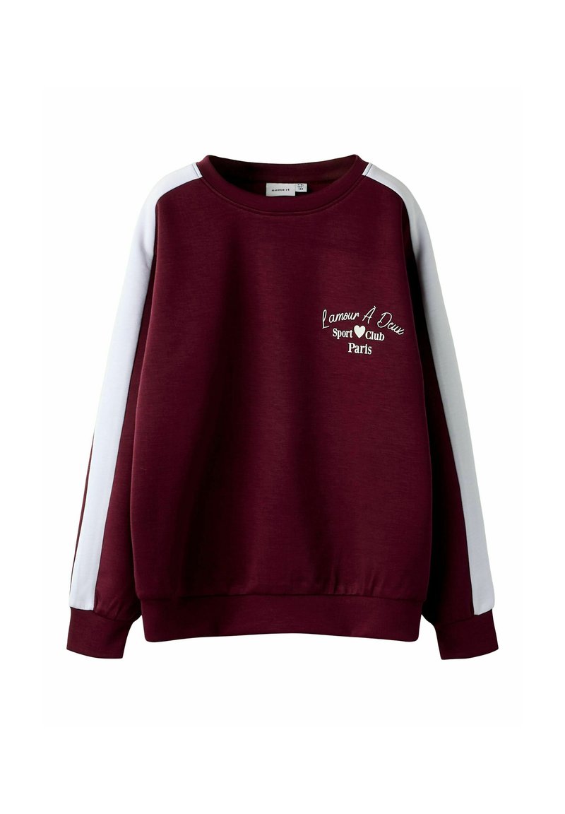 Sudadera burdeos con detalles blancos en los hombros, cuello redondo y texto bordado: "L'amour A Deux Sport Club Paris." Textura suave.