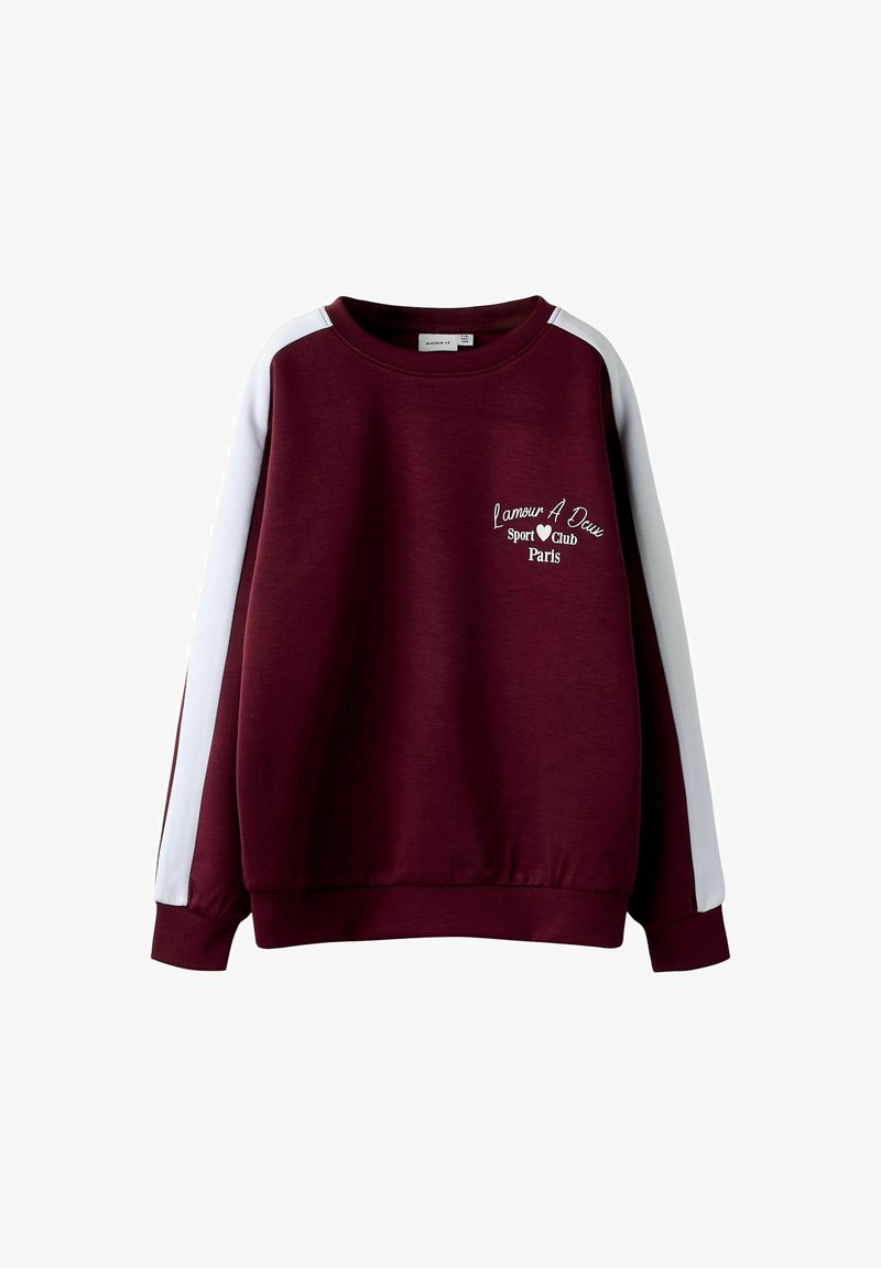 Sudadera burdeos con detalles blancos en los hombros, cuello redondo y texto bordado: "L'amour A Deux Sport Club Paris." Textura suave.