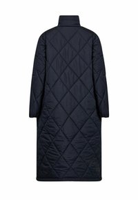 Marinblå quiltad lång kappa med hög krage och diamantmönster. Mjukt material, lös passform och sidofickor.