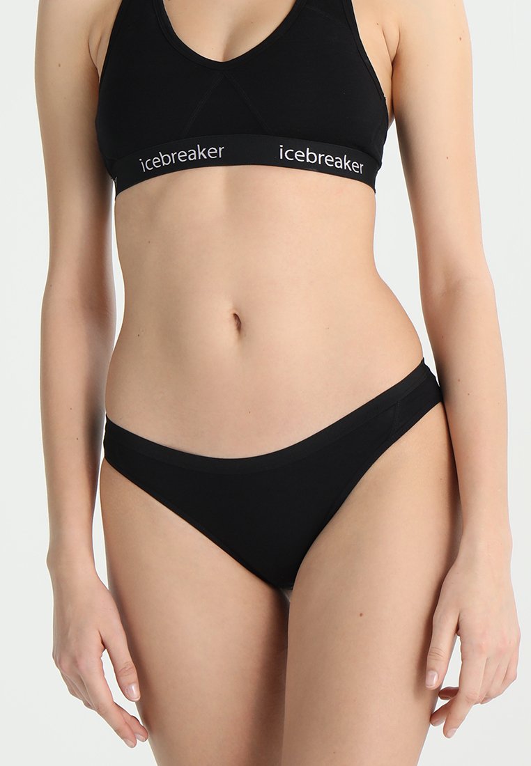 Svart bikini-set med en sömlös design, tillverkat av lättviktsmaterial. Toppen har en mjuk bh-stil med ett märkesband i midjan.