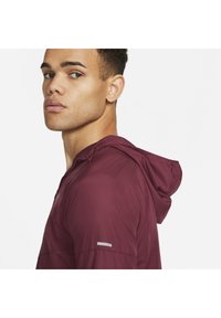 Nike Performance MILER - Corta-vento - dark beetroot dark beetroot