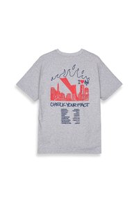 Szara bawełniana koszulka z okrągłym dekoltem. Na przodzie znajduje się czerwono-niebieski nadruk z tekstem, panoramą miasta i płomieniami. Na plecach umieszczono listę fraz w kolorze niebieskim.