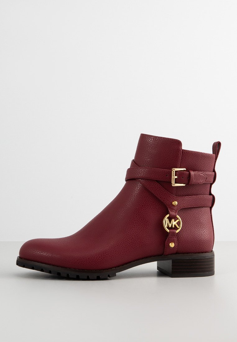 Burgunderfarbene Knöchelstiefel aus strukturiertem Leder, mit einem Seitenriemen mit einer goldenen Schnalle und einem Emblem, flachem Absatz und profiliertem Sohlen.