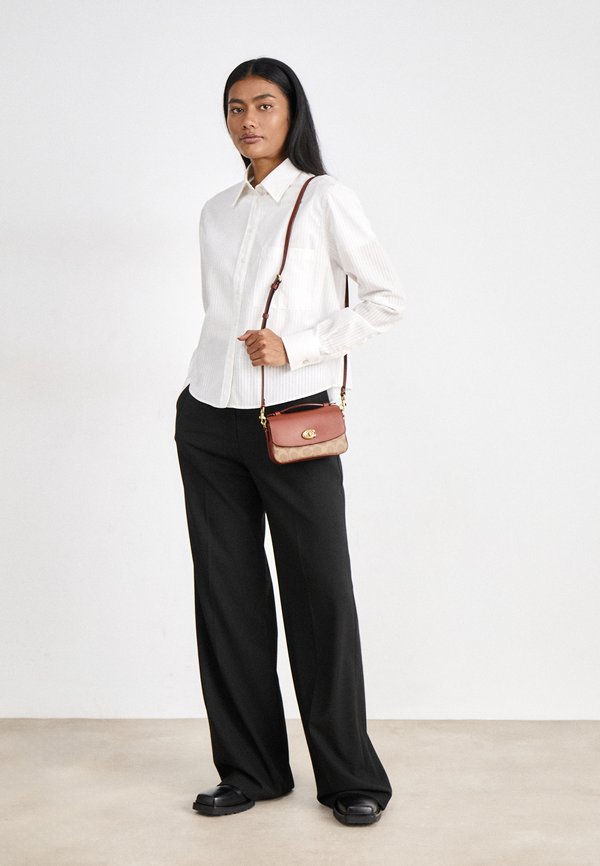 SIGNATURE CASSIE CROSSBODY - Handbag - tan caramel2