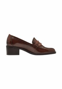 Mocassino in pelle verniciata marrone con tacco basso impilato, caratterizzato da un dettaglio a fascia anteriore e una finitura liscia e lucida.