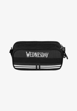 Trousse noire avec fermeture éclair, arborant "WEDNESDAY" en lettres blanches et deux rayures blanches en bas. Fabriquée en tissu durable.