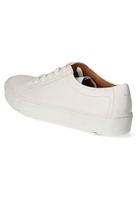 Weiße Leder-Sneaker mit glatter Oberfläche, runder Zehenpartie, Schnürdesign, strukturiertem weißen Gummisohle und einem beigefarbenen Innenfutter.