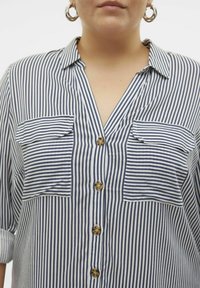 Vero Moda Curve VMBUMPY SHIRT NEW - Chemisier - snow white