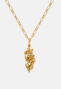 Colier cu ton de aur, având un lanț interconectat. Prezintă un pandantiv detaliat în formă de sabie și trei steaguri inscripționate cu "Moarte", "Înainte" și "Dezonoare."