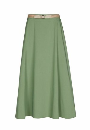 Jupe longue évasée vert clair avec une ceinture tissée beige dotée d'une boucle rectangulaire argentée à la taille.