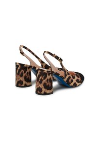 Décolleté con stampa leopardata, tacco a blocco spesso, punta nera e fodera beige. Presenta una cinturino alla caviglia regolabile.