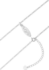 Ezüst lánc nyaklánc, ovális medállal, hullámos mintával. A láncszemek finomak, homárkapoccsal és hosszabbító lánccal rendelkezik.