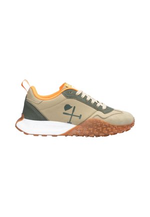 Zapatilla beige y verde con forro interior naranja, cordones blancos, entresuela blanca y suela exterior marrón texturizada con un logotipo de martillo cruzado y corazón.