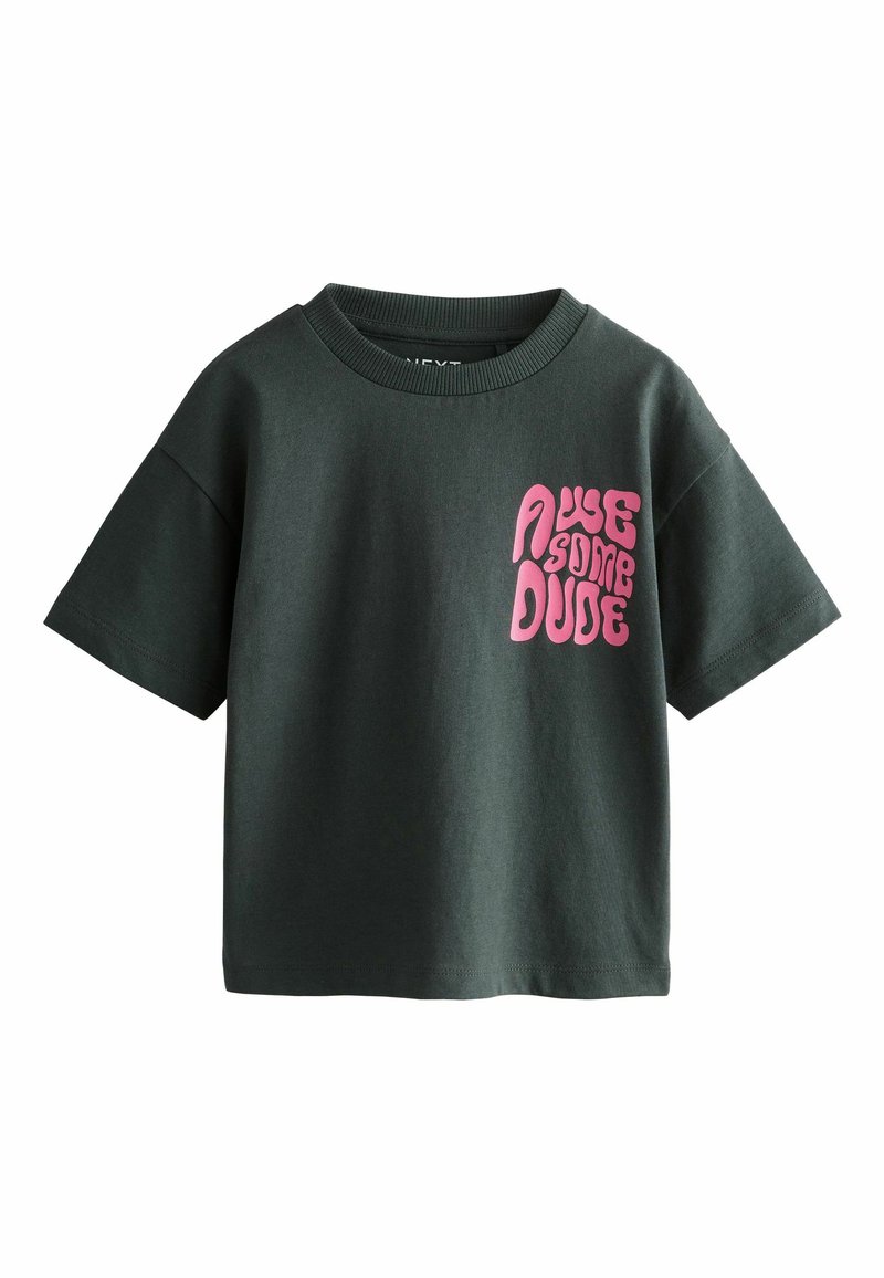 Dunkelgrünes T-Shirt mit kurzen Ärmeln aus Baumwolle, das einen pinken Grafikdruck mit dem Text "Awesome Dude" auf der Vorderseite hat.