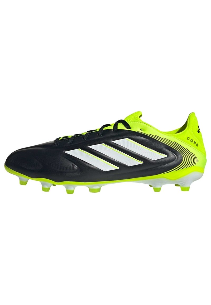 Zwarte voetbalschoen met neon groene accenten, witte drie-streepdessin, gestructureerde bovenkant en zes conische noppen voor grip.