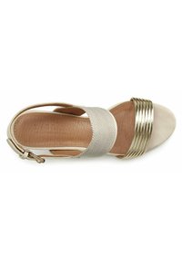 Beige sandaal met een amandelvormige neus, voorzien van een metallic gouden accentband en gestructureerde kruissandalen. Gladde leren inlegzool met logo.