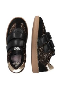 Czarne sneakersy z zamszu i siateczki z dwoma czarnymi paskami na rzep, z brązową gumową podeszwą i złotymi akcentami na obcasie. Wzór kropkowy po bokach.