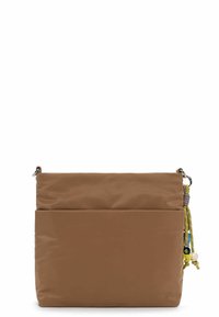 Brązowa nylonowa torebka na ramię z przednią kieszenią, srebrnymi elementami i ozdobną frędzlą z kolorowymi koralikami. Gładka tekstura, prosty design.