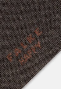 Tumehall triibuline kangas, millel on tekstuuriga pruunist niidist kaldus "FLAKE HEAVY" tikand pind.