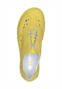 Zapato de ante amarillo con diseños recortados, cordones grises y una plantilla blanca texturizada con marca. Punta redondeada y detalles cosidos.