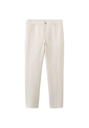 Mann trägt beige Hose und ein weißes kurzärmeliges Hemd, gezeigt vom mittleren Oberkörper bis zu den oberen Oberschenkeln mit locker neben dem Körper hängendem linken Arm.