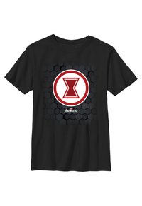 Černé tričko s červeným a bílým symbolem přesýpacích hodin na hexagonálním pozadí, pod logem je text "Avengers".