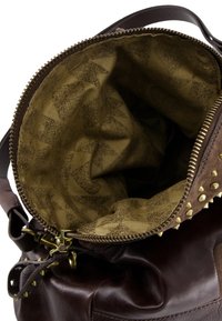 Bruine leren tas met een gestructureerde, donkergroene gevoerde voering met patroon. Voorzien van gouden hardware en gestifte accenten langs de rits.