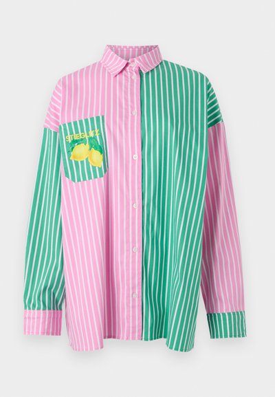 Farverig skjorte med knapper, der har lyserøde og grønne lodrette striber, venstre lomme med citron grafik og opfoldede lange ærmer.