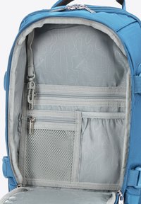 Modrá batohová kapsa s světle šedým podšívkou, obsahující více kapsiček na zip, síťových přihrádek a hladké textury.