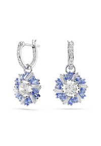 Zilverkleurige hangoorbellen met een ronde cluster van blauwe en heldere stenen, met een centrale ronde steen en een sprankelend accentontwerp.