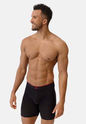 Černé boxerky s červeným pasem s logem. Vyrobeny z hladké látky, mají přiléhavý střih a délku po polovinu stehna.