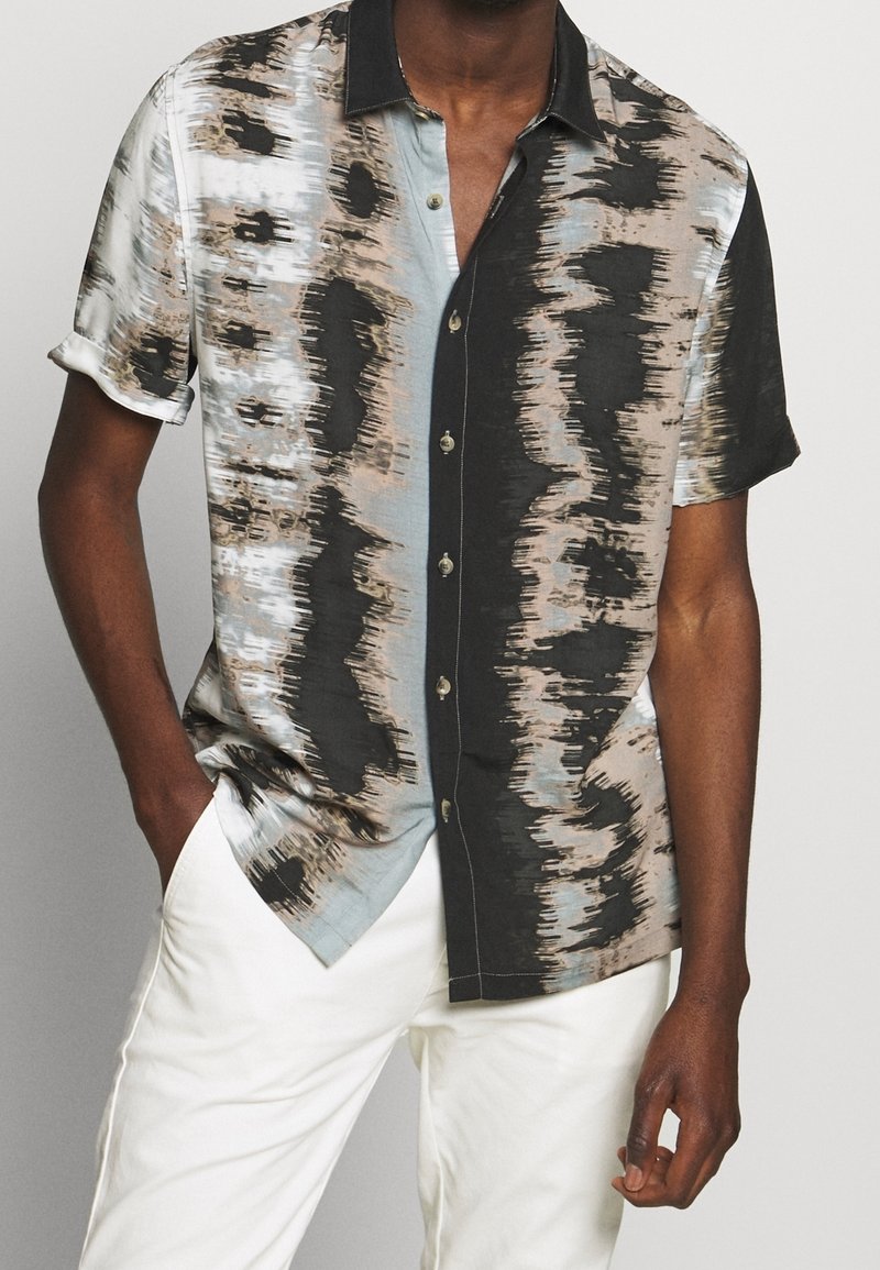 Košile s krátkým rukávem na knoflíky s barevným abstraktním vzorem v odstínech černé, světle modré a béžové, s klasickým límečkem.