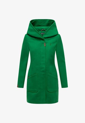 Groene lange jas met grote capuchon, voorzakken en verborgen sluiting aan de voorkant, getailleerde pasvorm en subtiele geborduurde logo op de borst.